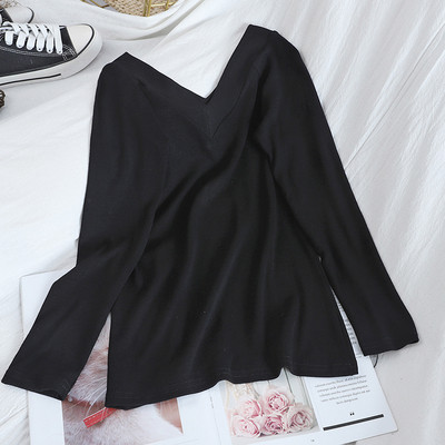 Õhukesest kudumisest valmistatud tavaline naiste pluus spits-kaelusega