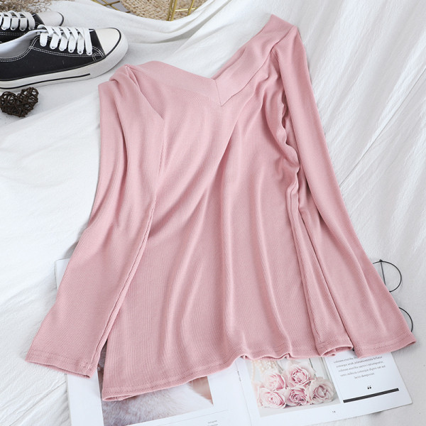 Õhukesest kudumisest valmistatud tavaline naiste pluus spits-kaelusega