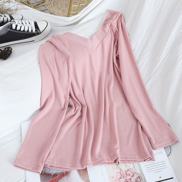 Õhukesest kudumisest valmistatud tavaline naiste pluus spits-kaelusega