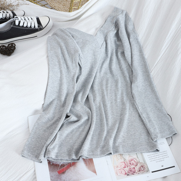 Õhukesest kudumisest valmistatud tavaline naiste pluus spits-kaelusega