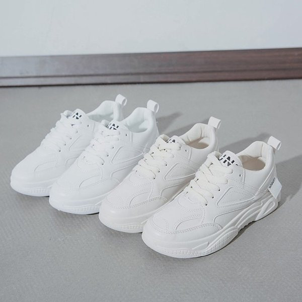 Eko bőrből és fűzőből készült rugós tornacipők új modellje