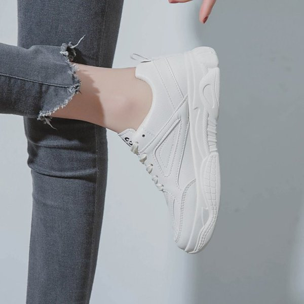 Eko bőrből és fűzőből készült rugós tornacipők új modellje