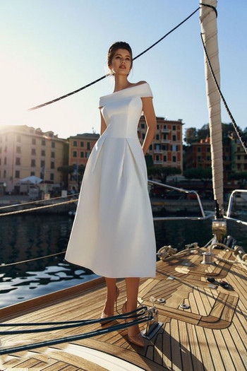 Κομψό μακρύ γυναικείο λευκό φόρεμα με γυμνούς ώμους