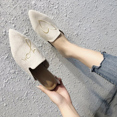 Női alkalmi papucs öko velúrból és hímzéssel