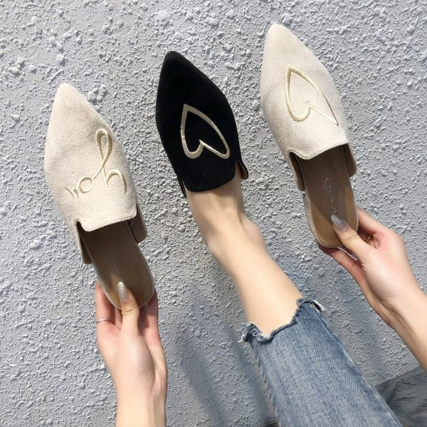 Női alkalmi papucs öko velúrból és hímzéssel