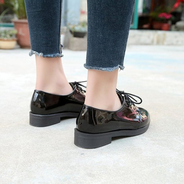 Naiste vabaajajalatsid kunstnahast paeltega - tavaline mudel