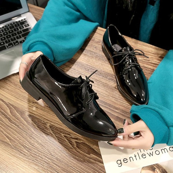 Naiste vabaajajalatsid kunstnahast paeltega - tavaline mudel