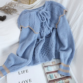 Moodne naiste kootud kampsun lipsuelemendiga