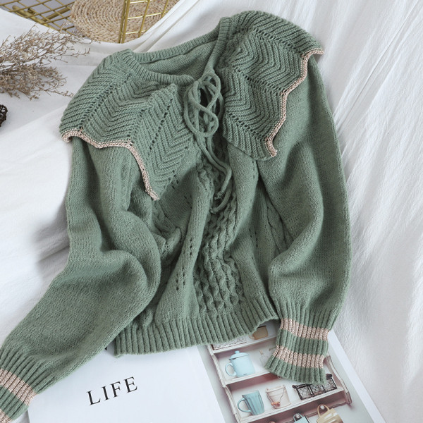 Moodne naiste kootud kampsun lipsuelemendiga