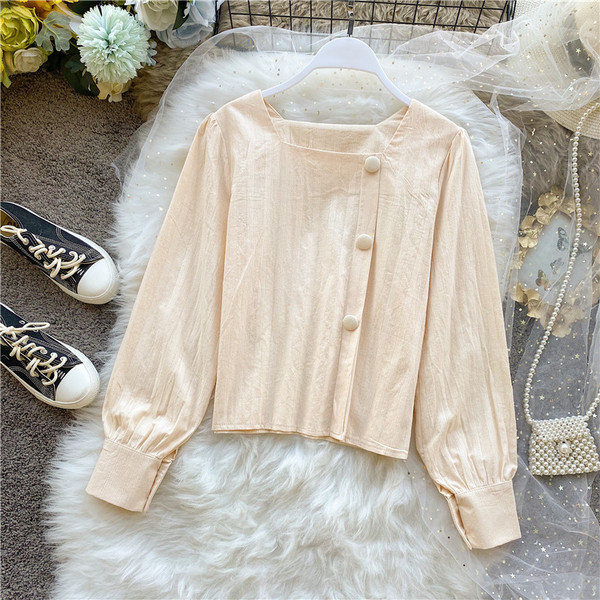 Naiste särk pikkade varrukatega, kandilise kaelusega ja nööpidega