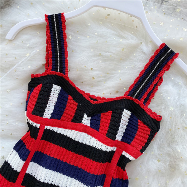 Laiade rihmadega kootud naiste triibuline topp