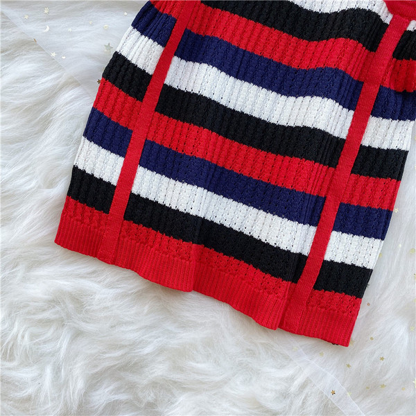 Laiade rihmadega kootud naiste triibuline topp