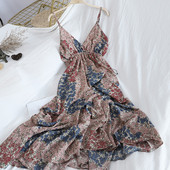 Hosszú női ruha vékony pántokkal, virágmintával