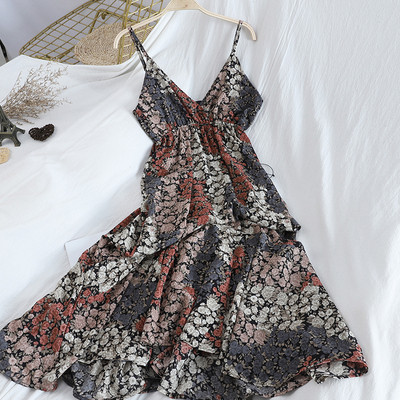 Hosszú női ruha vékony pántokkal, virágmintával