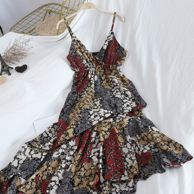 Hosszú női ruha vékony pántokkal, virágmintával