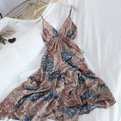 Hosszú női ruha vékony pántokkal, virágmintával