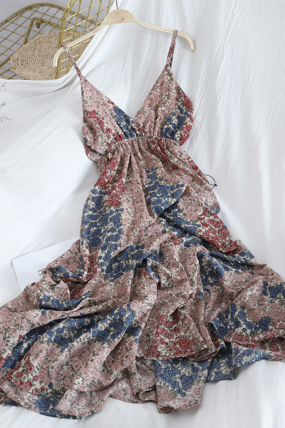 Hosszú női ruha vékony pántokkal, virágmintával