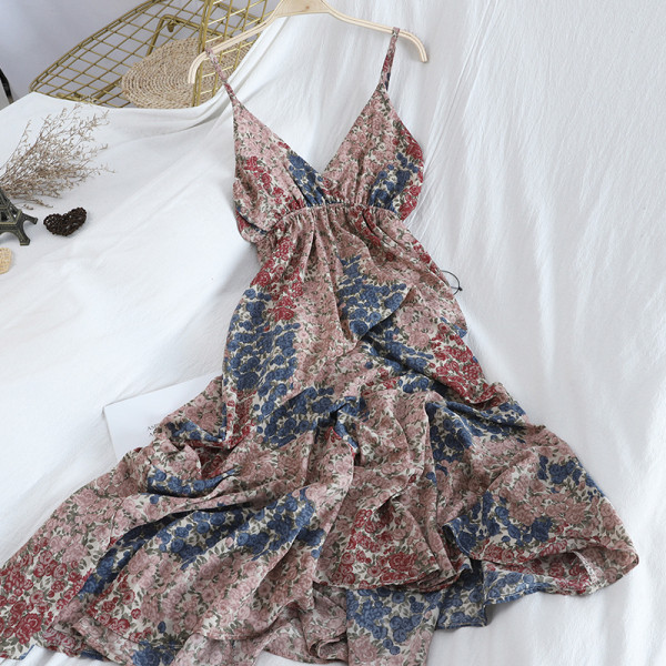 Hosszú női ruha vékony pántokkal, virágmintával