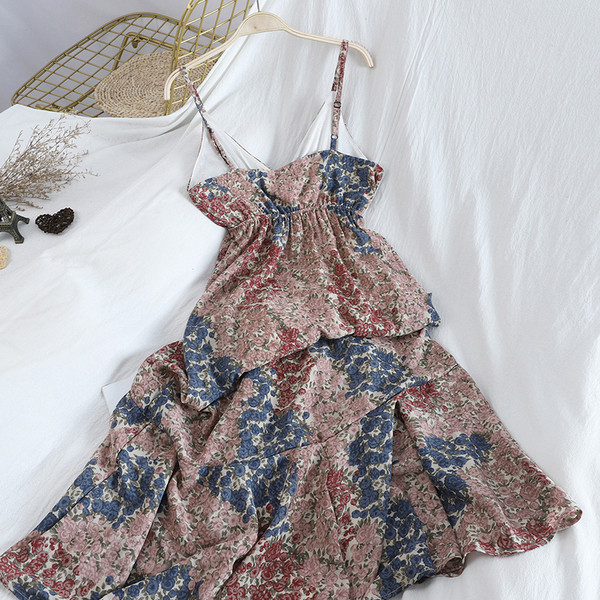 Hosszú női ruha vékony pántokkal, virágmintával