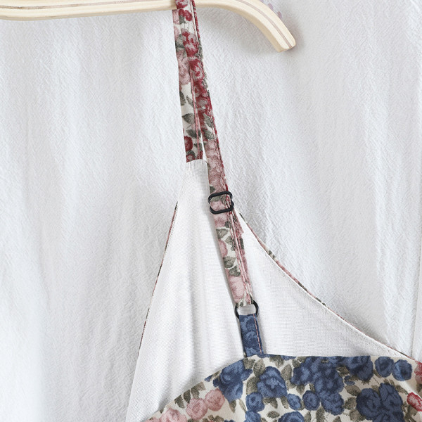 Hosszú női ruha vékony pántokkal, virágmintával