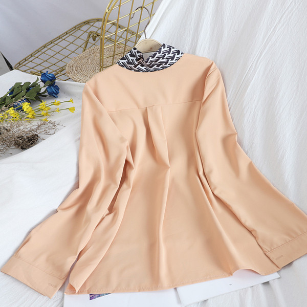 Modern női ing V-nyakú és gyöngy díszítéssel