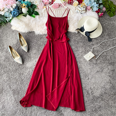 Pikk naiste kleit lahtise seljaosa, lõhiku ja õhukeste rihmadega