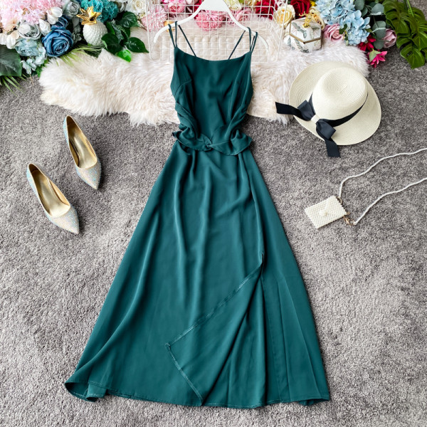 Pikk naiste kleit lahtise seljaosa, lõhiku ja õhukeste rihmadega