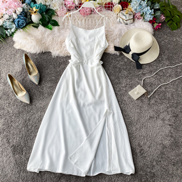 Pikk naiste kleit lahtise seljaosa, lõhiku ja õhukeste rihmadega