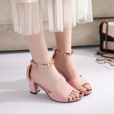 Kevad-suviste sandaalide uus mudel ökoseemisnahast ja metallelementidest