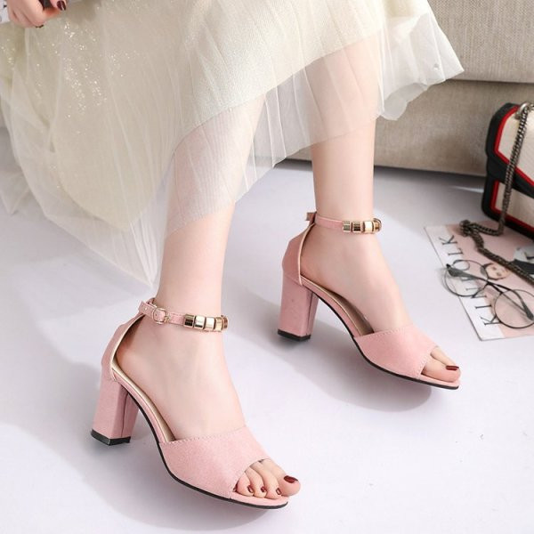 Kevad-suviste sandaalide uus mudel ökoseemisnahast ja metallelementidest