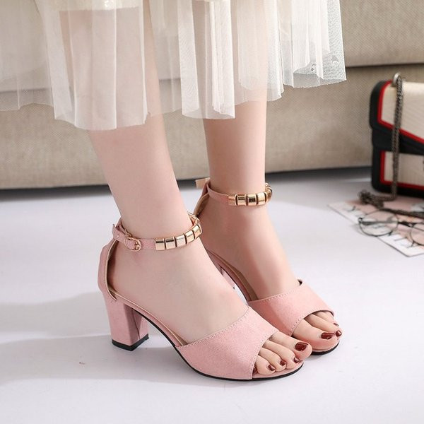 Kevad-suviste sandaalide uus mudel ökoseemisnahast ja metallelementidest