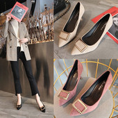 Modern női hegyes cipő eco velúrból, csattal és 7 cm-es sarokkal