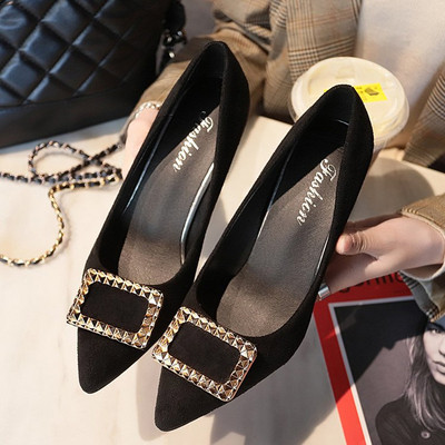 Modern női hegyes cipő eco velúrból, csattal és 7 cm-es sarokkal