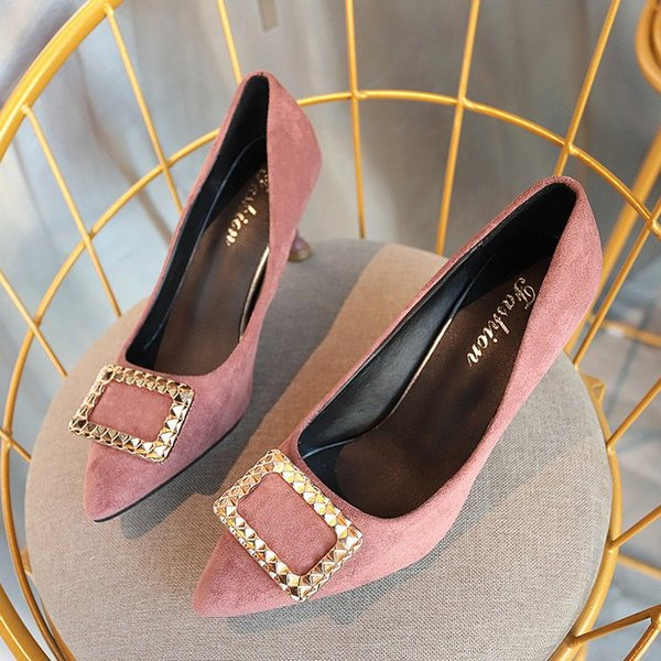 Modern női hegyes cipő eco velúrból, csattal és 7 cm-es sarokkal