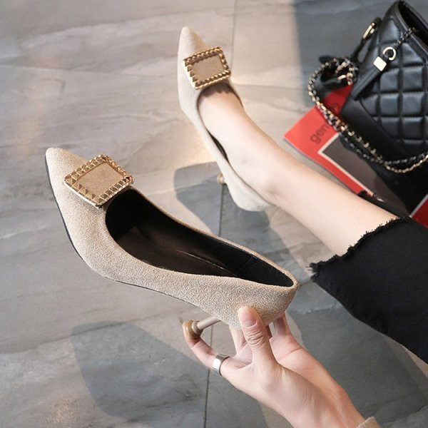 Modern női hegyes cipő eco velúrból, csattal és 7 cm-es sarokkal