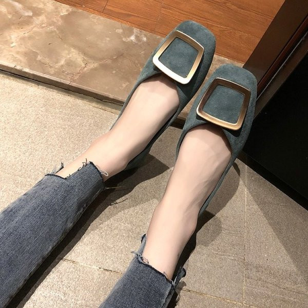 Модерни ежедневни обувки с катарама и ниска подметка от еко велур