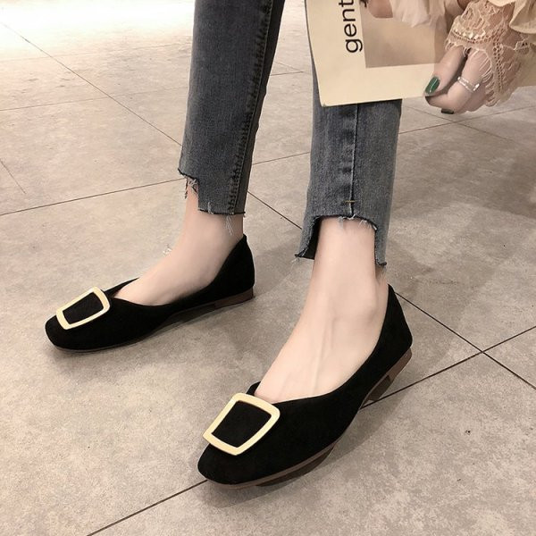 Модерни ежедневни обувки с катарама и ниска подметка от еко велур