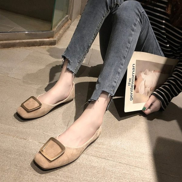 Модерни ежедневни обувки с катарама и ниска подметка от еко велур