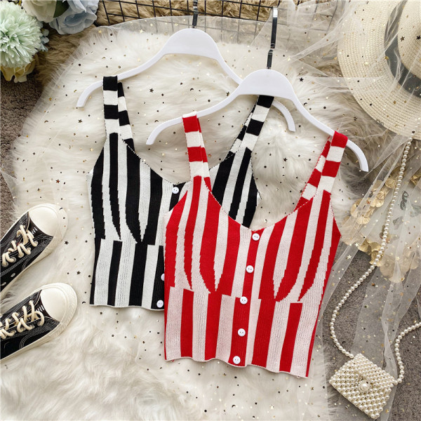 Lühike kootud topp spits-kaelusega ja nööpidega