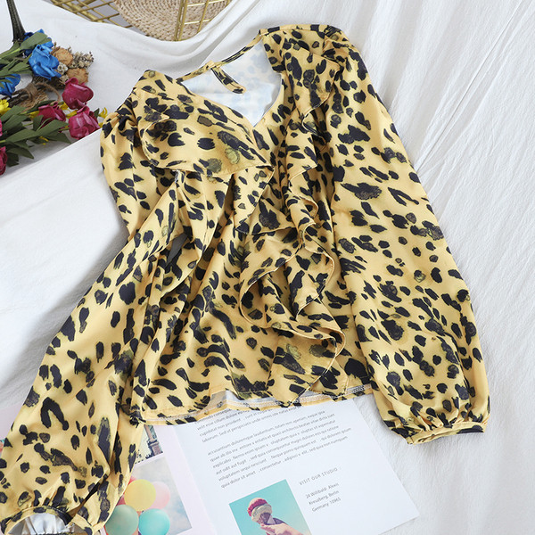 Дамска риза с леопардов принт,къдри и V-образно деколте