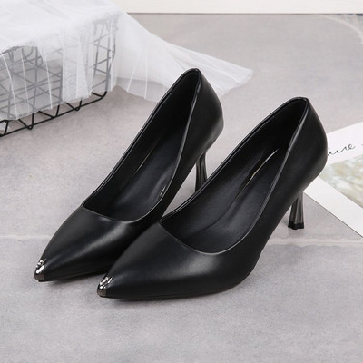 Naiste vabaajajalatsid ökonahast madala kontsaga ja metallelementidega