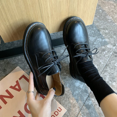 Γυναικεία καθημερινά παπούτσια με δεσμούς - δύο μοντέλα