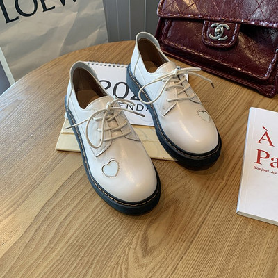 Γυναικεία καθημερινά παπούτσια με δεσμούς - δύο μοντέλα