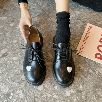 Γυναικεία καθημερινά παπούτσια με δεσμούς - δύο μοντέλα