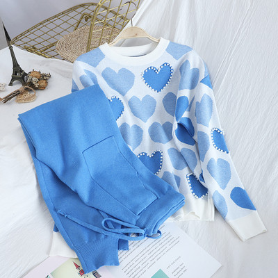 Naiste vabaaja komplekt, mis sisaldab südamega kampsunit ning kõrge vöökohaga pükse ja taskuid