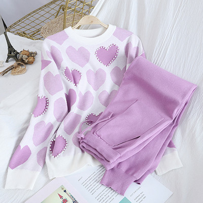 Naiste vabaaja komplekt, mis sisaldab südamega kampsunit ning kõrge vöökohaga pükse ja taskuid