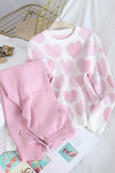 Naiste vabaaja komplekt, mis sisaldab südamega kampsunit ning kõrge vöökohaga pükse ja taskuid