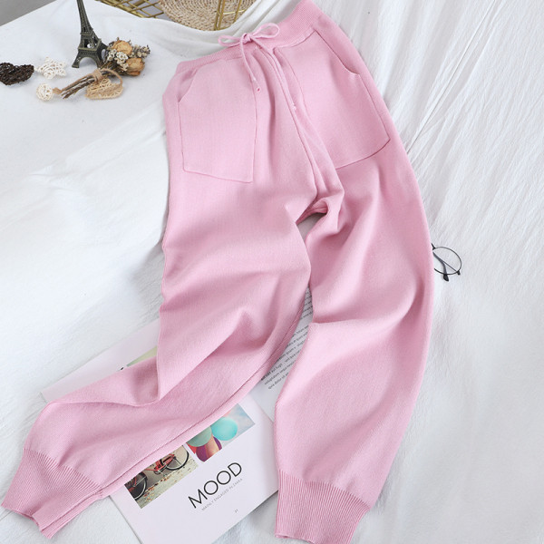 Naiste vabaaja komplekt, mis sisaldab südamega kampsunit ning kõrge vöökohaga pükse ja taskuid