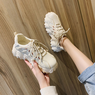 Модерни дамски маратонки с висока груба подметка и мрежеста повърхност