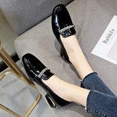 Naiste vabaajajalatsid madala paksu kontsaga ja metallist elementidega